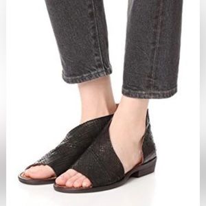 🎉Host Pick🎉Free People Mont Blanc Black Leather Asymmetrical Flat Sandal Size 37